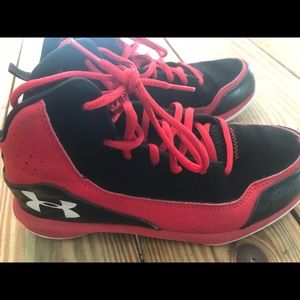 Under armour basket ball shoes
